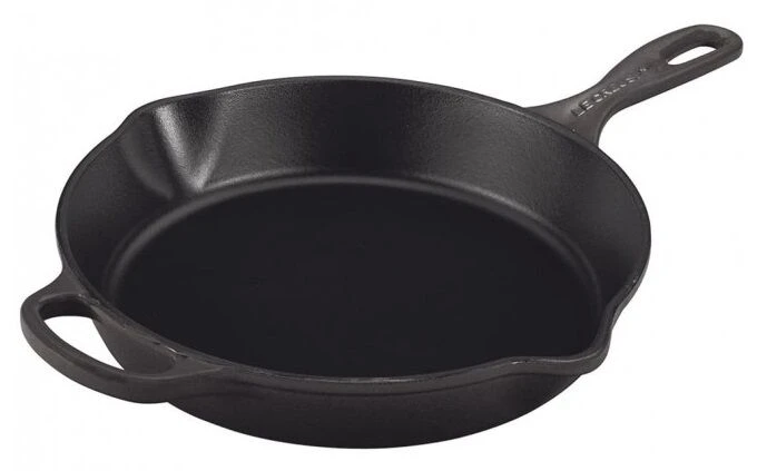 Le Creuset skillet hoge koekenpan ø 26 cm gietijzer mat zwart Le Creuset Skillet Hoge Koekenpan ø 26 Cm Gietijzer Mat Zwart -Le Creuset 20187260000422 le creuset dk