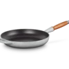 Le Creuset Koekenpan Rond Met Open Greep ø 28 Cm Gietijzer Mist Grey 1 Le Creuset Koekenpan Rond Met Open Greep ø 28 Cm Gietijzer Mist Grey -Le Creuset 20258285410422 00003 1 1