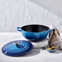 Le Creuset Wok-braadpan 4,1 Liter ø 26 Cm Gietijzer Azure 5 Le Creuset Wok-braadpan 4,1 Liter ø 26 Cm Gietijzer Azure -Le Creuset 21114262200430 alt5 1