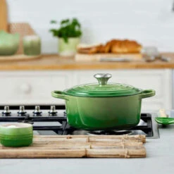 Le Creuset Signature Braadpan 4,2 Liter ø 24 Cm Gietijzer Bamboo -Le Creuset 21177244082430 le creuset bamboo signature cast iron 24cm round casserole green lifestyle 600x 1
