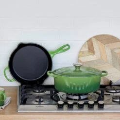 Le Creuset Signature Braadpan Ovaal 4,7 Liter ø 29 Cm Gietijzer Bamboo -Le Creuset 21178294082430 le creuset bamboo signature cast iron 29cm oval casserole green lifestyle 1500x1500 1