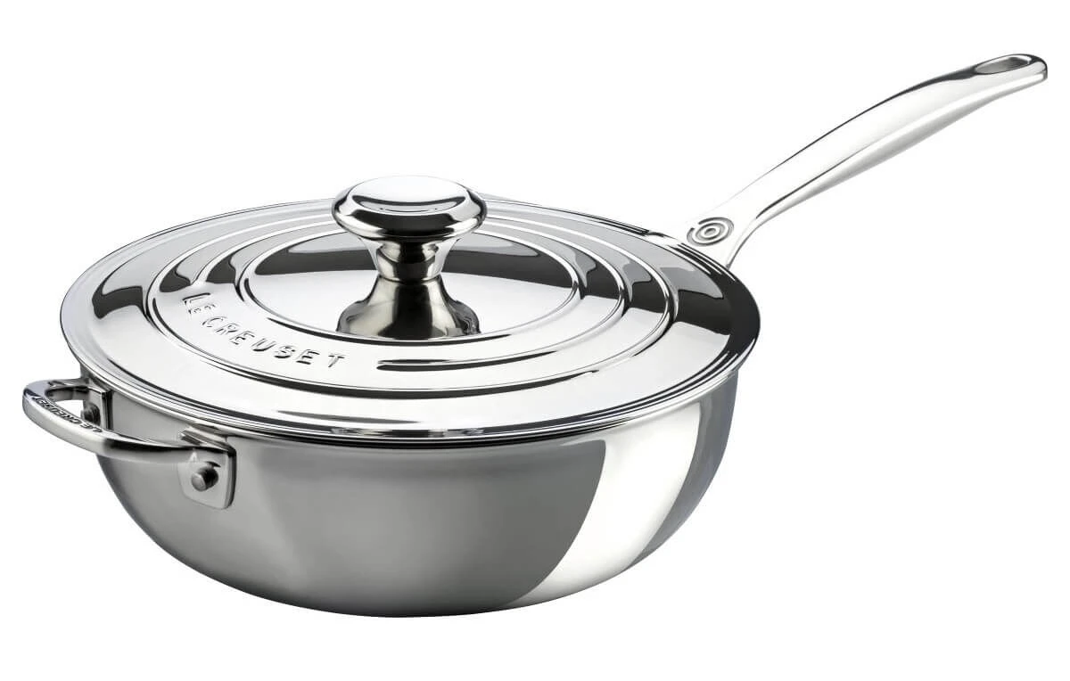 Le Creuset RVS Plus sauteerpan met anti-aanbaklaag en deksel ø 24 cm rvs Le Creuset RVS Plus Sauteerpan Met Anti-aanbaklaag En Deksel ø 24 Cm Rvs -Le Creuset 70131391 96601424001700 le creuset saute pfanne 3 ply plus antihat 24cm 01 1200