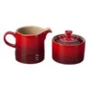 Le Creuset Suiker- En Melkset Aardewerk Kersrood 2-delig 2 Le Creuset Suiker- En Melkset Aardewerk Kersrood 2-delig -Le Creuset 91031800060005 le creuset stoneware milk and sugar set cerise