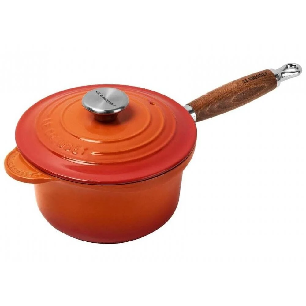 Le Creuset sauspan met deksel en houten steel ø 18 cm gietijzer vulcanique Le Creuset Sauspan Met Deksel En Houten Steel ø 18 Cm Gietijzer Vulcanique -Le Creuset gietijzeren steelpan met deksel in oranjerood 18cm 1 8l 1