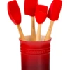 Le Creuset Pollepelpot Met 4 Premium Spatels Kersrood 5-delig 2 Le Creuset Pollepelpot Met 4 Premium Spatels Kersrood 5-delig -Le Creuset lc 20200101 us ps ns 91057001060000 001