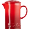Le Creuset Holly Collectie Cafetière 800 Ml Aardewerk Kersrood 2 Le Creuset Holly Collectie Cafetière 800 Ml Aardewerk Kersrood -Le Creuset lc 20200602 zs ps fs 60706080601503 002