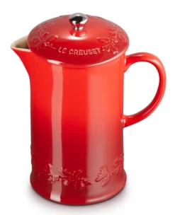 Le Creuset Holly Collectie Cafetière 800 Ml Aardewerk Kersrood 4 Le Creuset Holly Collectie Cafetière 800 Ml Aardewerk Kersrood -Le Creuset lc 20200612 zs ps fs 60706080601503 003