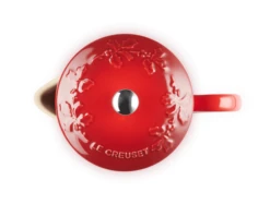 Le Creuset Holly Collectie Cafetière 800 Ml Aardewerk Kersrood 5 Le Creuset Holly Collectie Cafetière 800 Ml Aardewerk Kersrood -Le Creuset lc 20200612 zs ps fs 60706080601503 004