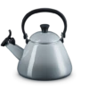 Le Creuset Kone Fluitketel 1,6 Liter Staal Mist Grey 1 Le Creuset Kone Fluitketel 1,6 Liter Staal Mist Grey -Le Creuset lc 20201215 zs ps fs 40101025410000 001