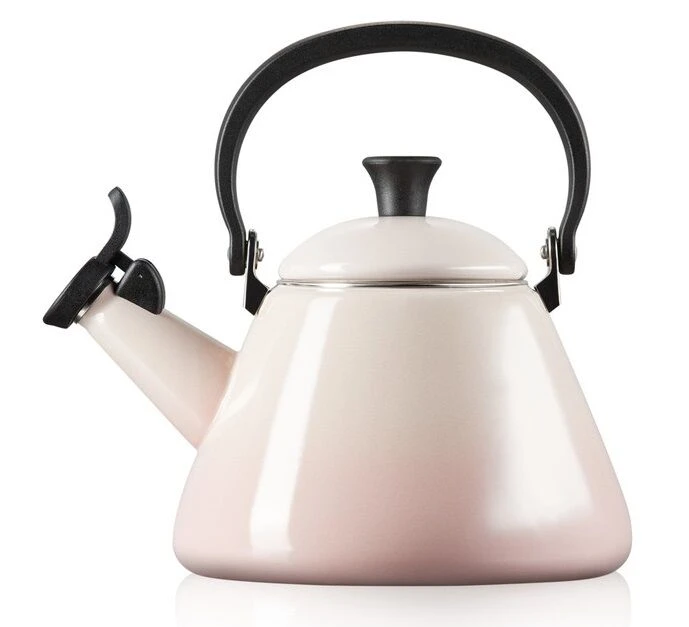 Le Creuset Kone fluitketel 1,6 liter staal Shell Pink Le Creuset Kone Fluitketel 1,6 Liter Staal Shell Pink -Le Creuset rs8931 lc 20190711 th ps 0606 scr
