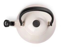 Le Creuset Kone Fluitketel 1,6 Liter Staal Shell Pink 4 Le Creuset Kone Fluitketel 1,6 Liter Staal Shell Pink -Le Creuset rs8933 lc 20190711 th ps 0652 2 scr